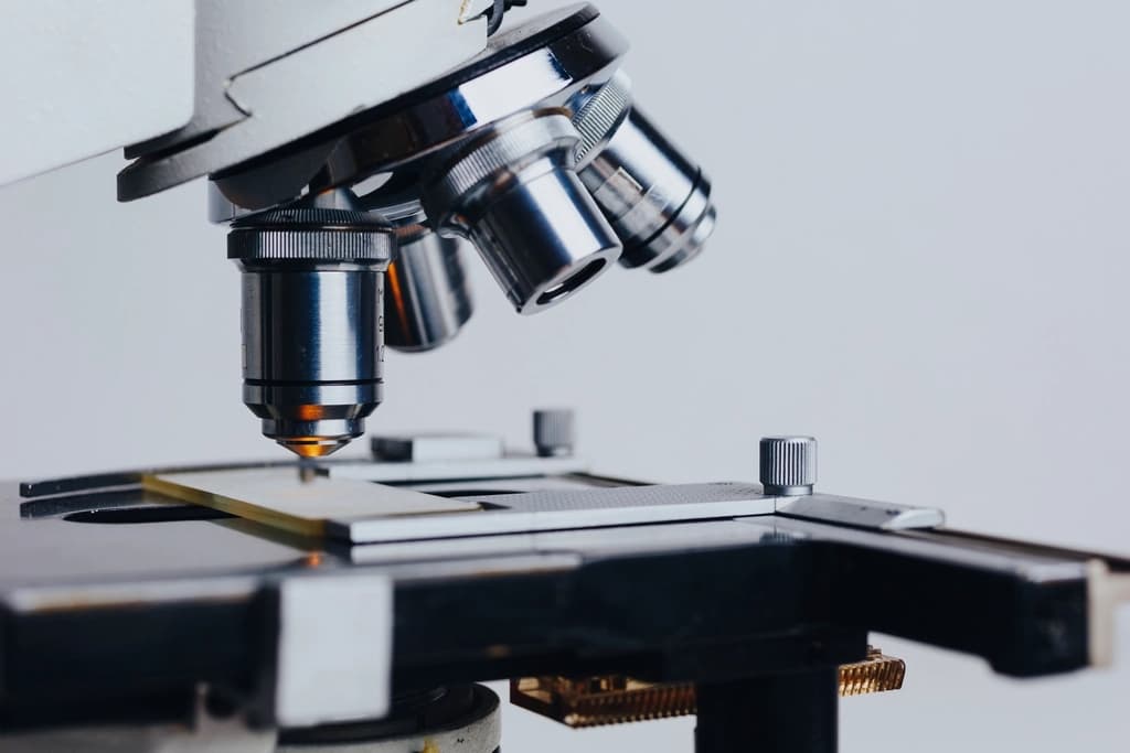 Vergleich von FUE- und DHI-Haartransplantation mit Sapphire-Klinge und Choi-Implanter-Pen
