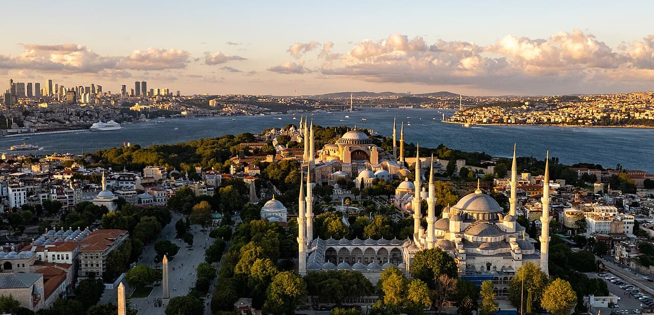 Skyline von Istanbul als Sinnbild für die Türkei als führendes Ziel für Haartransplantationen