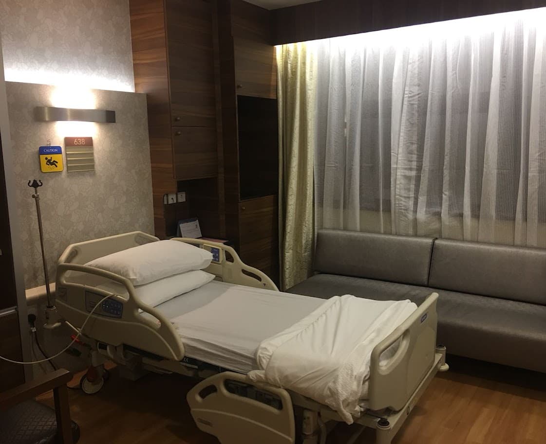 Patient bei einer Beratung zur Haartransplantation in einer modernen, von Ärzten geführten Klinik in der Türkei