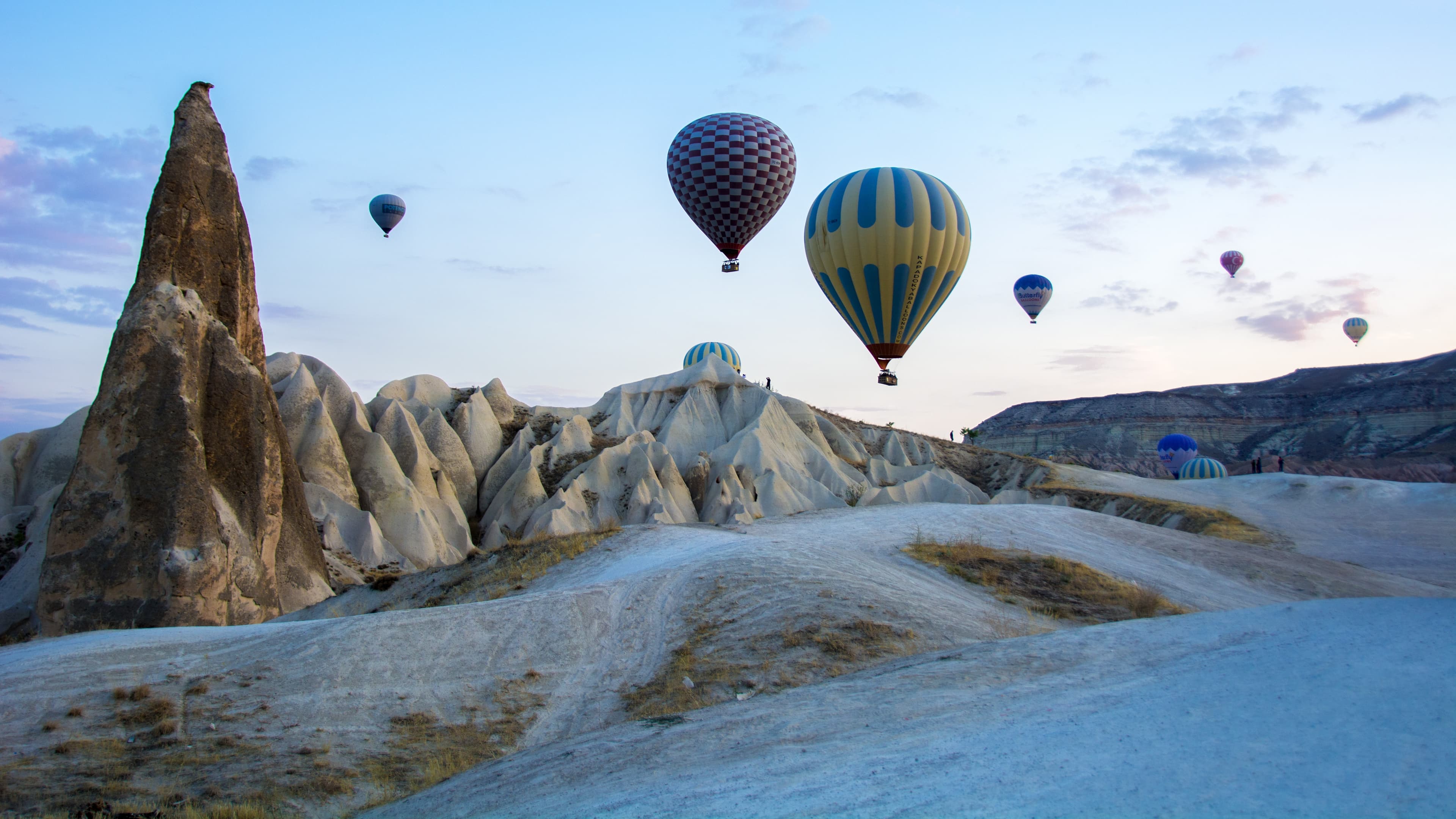 Heißluftballons über den Feenkaminen